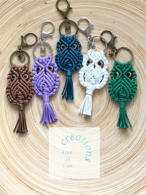 Macrame Owl Keychain, Cheap Wedding Favor Ideas, Macrame Gifts, Simpul Makrame, Pola Macrame, Free Macrame Patterns, Owl Keychain, Wedding Favor Ideas, Macrame Owl