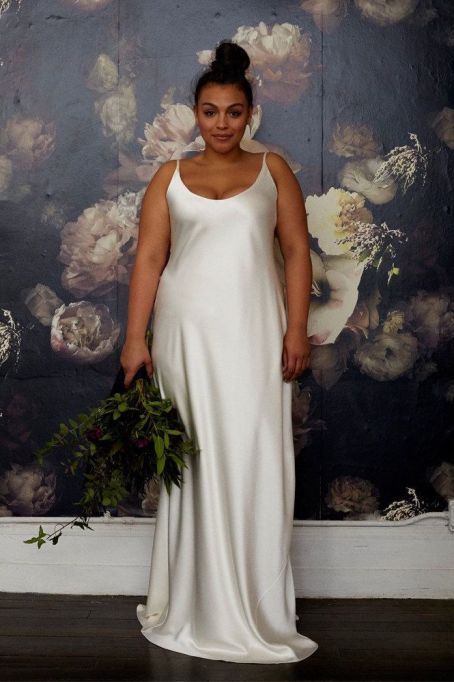 Silk Plunging Back Wedding Dress Stone Fox Bride, Extravagant Wedding Dresses, How To Dress For A Wedding, Plus Wedding Dresses, Wedding Pakistani, Plus Size Brides, Western Wedding Dresses, Plus Size Wedding Gowns, Curvy Bride