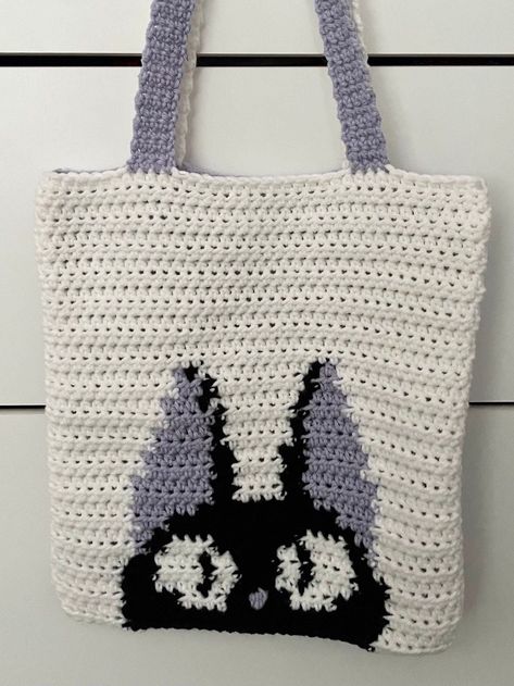 If you've seen Kiki's Delivery Service, you'll definitely love this bag featuring Jiji the cat! Cute and simple for those minimalist lovers 🤍 Jiji Crochet, Cat Crochet Bag, Cat Bag Crochet, 100 Crochet Stitches, Crochet Phone Cases, Womens Crochet Patterns, Mode Crochet, Kiki's Delivery Service, Crochet Design Pattern