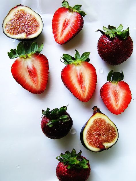 Photographer: unknown They have used bold shapes. They have used natural light. I like the bright strawberries in the photo because they stand out. Fruit Photography Ideas, Fruit Reference, Fruit Garden Layout, Fruit Display Wedding, Fruit Diy, Best Fruit Salad, Fruit Dips Recipes, Fruit Displays, Fruit Photography