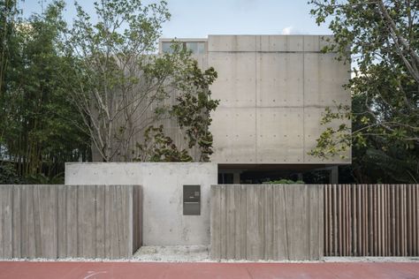 Prairie Avenue Residence Prairie House, Concrete Houses, Mangrove Forest, Brutalist Architecture, Tropical Landscaping, Fence Design, Brutalism, Gate Design, Facade House