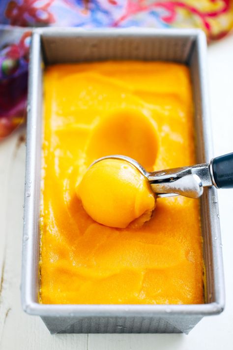 Mango Frozen Yogurt Recipe, No Sugar Ice Cream, Mango Frozen Yogurt, Vegan Sorbet, Whipped Yogurt, One Pot Vegetarian, Healthy Yogurt, Mango Sorbet, Sugar Free Vegan