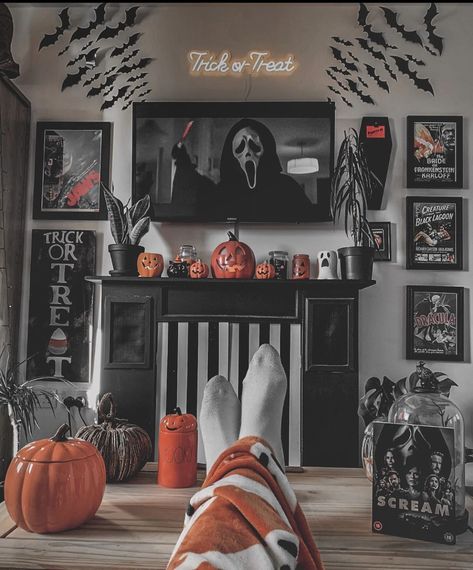 Horror Living Room Decor, Small Gothic Living Room Ideas, Goth Living Room Aesthetic, Spooky Fireplace Decor, Spooky Living Room Decor, Spooky Apartment Decor, Alternative House Decor, Spooky Home Aesthetic, Spooky Room Aesthetic