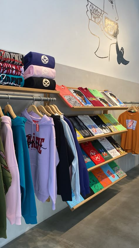 Tshirts Display Ideas, Retail Store Interior Design Boutiques, Skateshop Interior, Visual Merchandising Displays Clothing, Apparel Store Design, Small Clothing Store Interior, Streetwear Store, Retail Store Interior Design, Clothing Store Interior