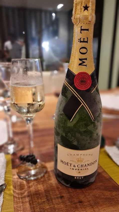 Champagne Astethic, Moet Champagne, Champagne Aesthetic, Liqueur Drinks, Champagne Drinks, Alcohol Party, Pretty Alcoholic Drinks, Bistro Food, Alcohol Aesthetic