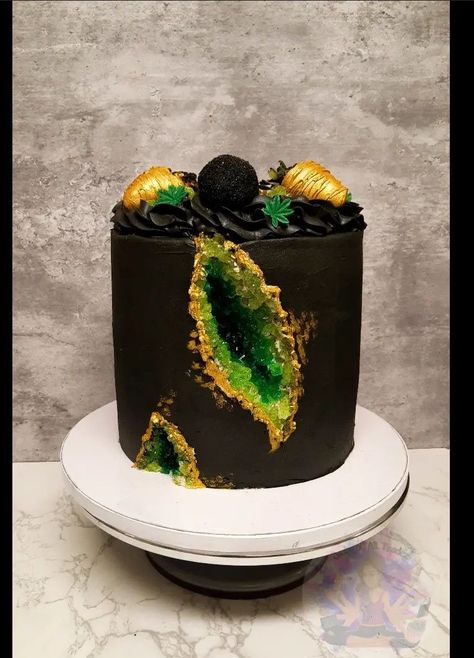 Emerald Marble Cake, Geode Cake For Men, Emerald Green Geode Cake, Black Geode Cake, Green Geode Cake, Two Tier Geode Cake, Geode Cake, 14th Birthday, Cake Decorating Tips