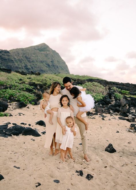 Family Pictures In Hawaii, Oahu Family Photoshoot, Family Photos In Hawaii, Hawaii Family Photos, Hawaii Family Photoshoot Outfits, Hawaii Family Photoshoot, Photos In Hawaii, Hawaii Engagement Photos, Vacay Pics