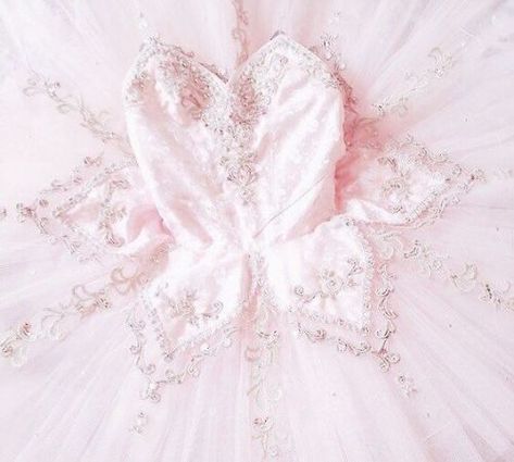 https://princesse-ange.tumblr.com/post/183736441815 Pink Ballerina Aesthetic, Ballet Class Aesthetic, Ballet Fairy, Romeo I Julia, French Princess, Ballet Costumes Tutus, Ballet Skirts, Ballerina Princess, Classical Ballet Tutu