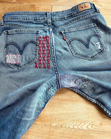 Boro Mending Jeans, Embroidery Shapes Design, Visible Mending Jeans Inner Thigh, Visible Mending Embroidery, Decorative Mending, Denim Mending, Visible Mending Jeans, Jean Mending, Mending Embroidery