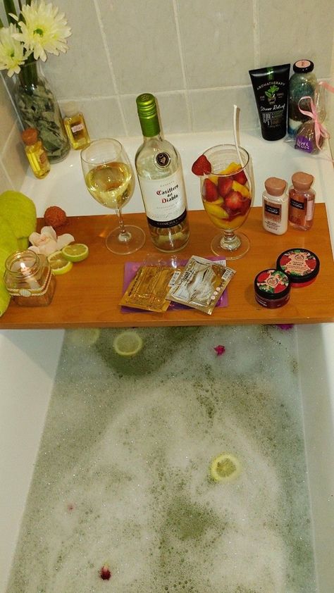 Princess Bathroom, Couples Vision Board, Bath Rituals, Romantic Bathrooms, Bath Aesthetic, Date Activities, Wine Candles, Spiritual Bath, Spa Night