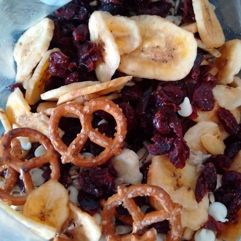 Nut Free Trail Mix, Trail Mix Recipe, Healthy Late Night Snacks, Trail Mix Recipes, Healthy Nuts, Snack Mix Recipes, Energy Snacks, Night Snacks, Low Carb Snacks