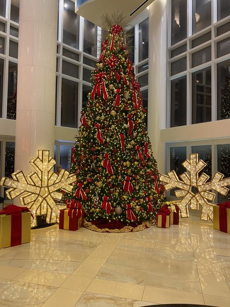 Massive Christmas Tree, Christmas Decor Luxury, Rich Christmas Tree, Royal Christmas Tree, Hotel Christmas Tree, Christmas Tree Luxury, Huge Christmas Tree, Rich Christmas, Cozy Holiday Decor