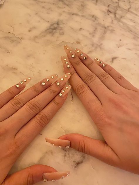 @thahanih_ Mandy Euphoria Nails, Jewel Nail Designs Rhinestones, Nails Rinstone Simple, Maddie Perez Nails, Euphoria Aesthetic Nails, Euforia Nails, Cassie Nails Euphoria, Nails With Jewels Rhinestones, Maddie Euphoria Nails