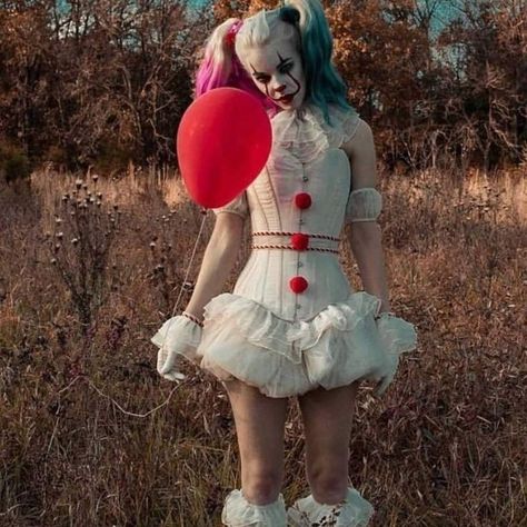 Pennywise Girl Costume, Pennywise Halloween Costume, Circus Halloween Costumes, Viking Halloween Costume, Pennywise Costume, Amazing Halloween Costumes, Pennywise The Clown, Hot Halloween Outfits, Cute Couple Halloween Costumes