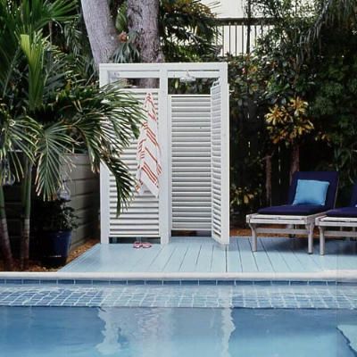 outdoor shower Outdoor Pool Bathroom Ideas, Outdoor Toilet Ideas, Outdoor Pool Bathroom, Outdoor Changing Room, Out Door Shower, Pool Changing Rooms, Outdoor Shower Ideas, Outdoor Shower Enclosure, Simple Pool