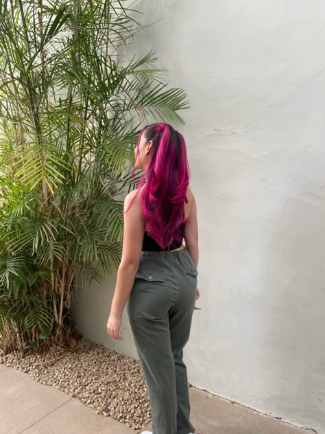 Magenta Money Piece Hair, Fusha Hair Color, Black Root Pink Hair, Black And Magenta Hair, Magenta Hair Color, Fusha Hair, Fuschia Balayage, Magenta Pink Hair, Magenta Outfit