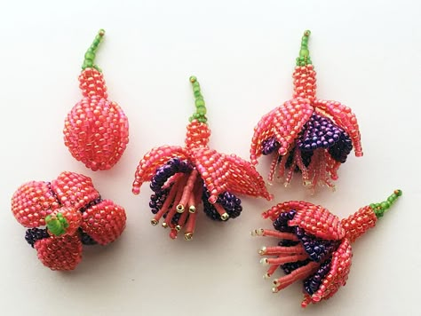 Drawing with Beads Seed Bead Flower, Flower Beading, Beadwork Jewelry, Beaded Flowers Patterns, Seed Bead Flowers, Fuchsia Flower, French Beaded Flowers, Art Perle, Bead Flower