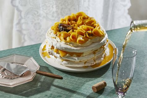 Mango Pavlova, Summer Pavlova, Classic Pavlova Recipe, Pavlova Toppings, Pavlova Recipes, Fluffy Meringue, Meringue Roulade, Christmas Pavlova, Mango Passionfruit