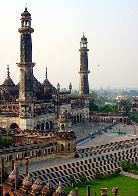 Imambara Lucknow, Beautiful Mosque, Mosque Architecture, Beautiful Mosques, Places Of Worship, Indian Architecture, Place Of Worship, Historical Place, Instagram Food