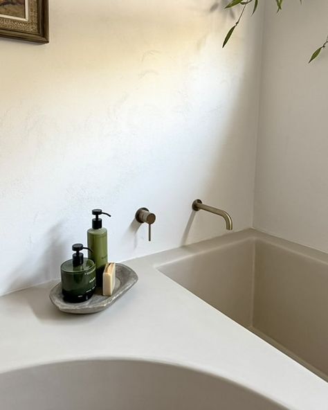 OMG !!! @sueno_mermaidwaters just shared these amazing pics of their news bathroom. A warm textural dream using our Antique Brass taps. Swipe to check out the inbuilt bath 😱😱😱 Brass Taps, Im Obsessed, Brass Tap, Amazing Pics, Antique Brass, Bath, Brass, Texture, Instagram