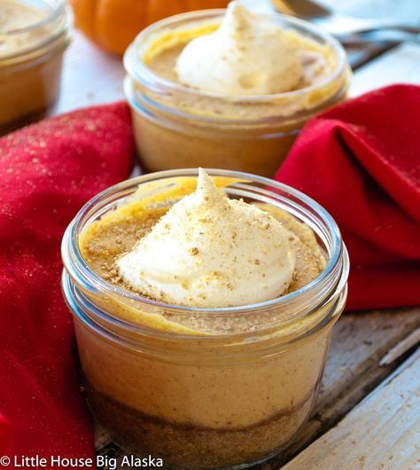 Pumpkin Cheesecake Jars Mason Jar Desserts Recipes, Mason Jar Pumpkin, Cheesecake Jars, Crockpot Express, Mini Pumpkin Cheesecake, Mason Jar Desserts, Cheesecake In A Jar, Jar Recipes, Pumpkin Pie Cheesecake