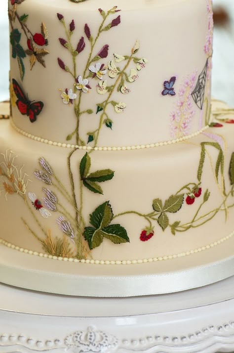 Embroidery Cake, Royal Icing Cake, Beautiful Cake Designs, Small Bees, Painted Cakes, Beautiful Cake, Cake Inspo, Floral Cake, Cake Cookie