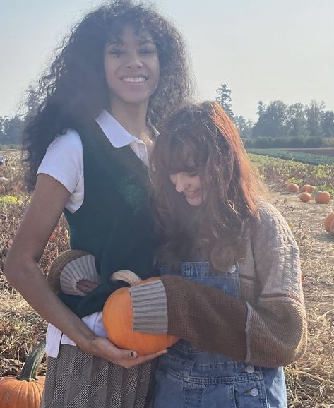 Fall Wlw Aesthetic, Cottagecore Wlw Aesthetic, Wlw Fall Aesthetic, Wlw Homecoming, Wlw Height Difference, Wlw Hoco, Cottagecore Lesbian Aestethics, Wlw Autumn, Couple Poses Wlw