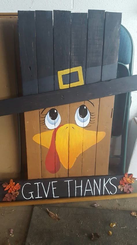 Turkey pallet for Thanksgiving Thanksgiving Wood Crafts, Toddler Ornaments, Thanksgiving Decorations Outdoor, Fall Pallets, Apron Christmas, Fall Wood Crafts, Thanksgiving Projects, Christmas Crafts For Toddlers, Creation Art