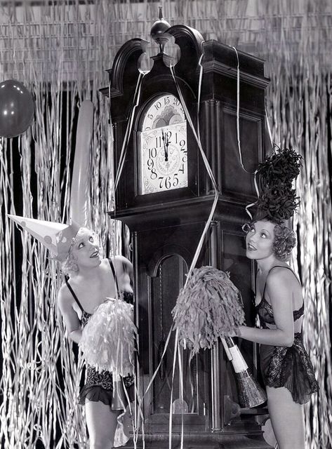 dorothy lee and thelma white at midnight Vintage Happy New Year, Vintage Foto's, Auld Lang Syne, Vintage Blog, New Year Photos, Happy New Year Everyone, Photo Vintage, New Year Celebration, Vintage Holiday