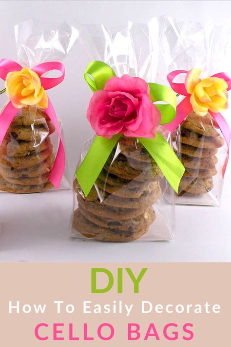 You can easily decorate cello bags for home baked cookies or other fun treats with this creative gift wrapping idea. These are so quick to make, you can put them together while the cookies are baking in the oven. These gift bags can be made in advance and saved for when you need them. #giftwrappingideas #cutepresentwrapping #creativegiftwrapping #diypresentwrappingideas #cellobags Cookie Treat Bags Packaging Ideas, Cellophane Wrapping Ideas Treat Bags, Cute Food Packaging Ideas, Cookie Bag Ideas, How To Package Cookies For Gifts, Packaging Ideas For Baked Goods, Cute Present Wrapping, Wrapping Baked Goods, Cookie Wrapping Ideas