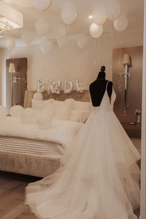 #bridal #bridalsuite #weddingbridalsuite #wedding #bridalsuitesetup Bridesmaid Room Decoration, Getting Ready Wedding Decorations, Bridal Suite Set Up, Bridal Get Ready Room, Wedding Day Getting Ready Decorations, Bride Bedroom Decoration, Bridal Getting Ready Room, Bride Room Decoration Ideas, Bridal Suite Ideas Wedding Day