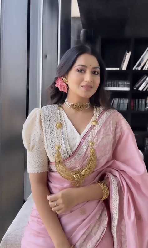 Engagement Sari Look, Reception Traditional Look, White Pink Saree Look, Pearl Blouse With Saree, Bengali Style Blouse, Engagement Looks Saree, Basic Indian Makeup, Bengali Saree Blouse Designs, Jewellery On Pink Saree