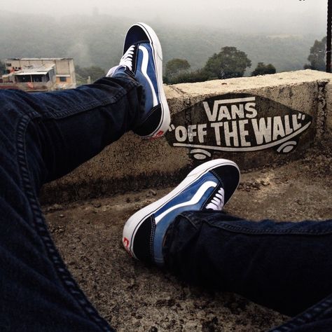 Vans old skool navy Instagram Kire1417 Colors Outfit: Black, blue and white Black And Blue Vans, Blue Vans Outfit, Old Skool Vans Outfit, Shoe Wallpaper, Vans Sk8 Hi Outfit, How To Lace Vans, Old Skool Outfit, Vans Old Skool Outfit, Vans Azul