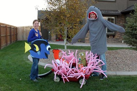 Finding Nemo Family Costume: Nemo, Squirt, Dory, Bruce the Shark and the Sea Anemone (with Marlin hiding among the balloons)! Dory Costume, Bruce The Shark, Finding Nemo Costume, Shark Halloween Costume, Family Costumes Diy, Nemo Costume, Halloween Block Party, Toddler Boy Halloween Costumes, Shark Halloween