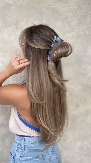 Kitsch on Instagram: "The style of our dreams 🤩 Who else wants to add this cute clip to your accessory collection?! 💞⁠ ⁠ 📹️ @hairby_chrissy ⁠ ⁠ ✨Comment and like this photo for a chance to win a $100 gift card to Kitsch! One winner will be chosen and announced in our stories on the 1st of each month. Must be following us to win. Bonus entries if you comment on one of our Tik Toks! ✨⁠ ⁠ #hair #hairstylist #hairstyles #haircut #haircolor #instahair #hairgoals #hairinspo #hairdresser #hairofinst Hair By Chrissy, Hairby Chrissy, Hair Stules, Hairstylist Hairstyles, 100 Gift, Beauty Inspo, Hair Goals, Kitsch, Hair Inspo