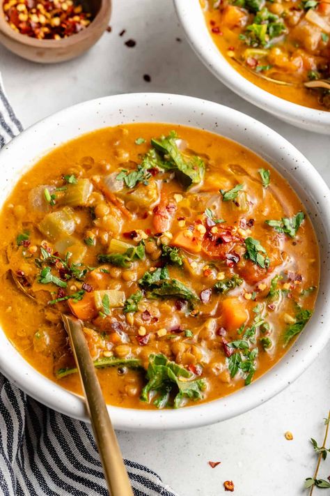 Foods Diabetics Should Avoid, Soup Maker Recipes, Vegan Lentil Soup, Cauliflower Soup Recipes, Vegan Lentil, Chili Stew, Homemade Soup Recipe, Lentil Soup Recipes, Croutons Homemade