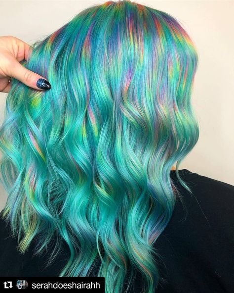 The holographic hair trend is absolutely blowing up! Let’s talk about everything you need to know about this trend including color, dye, and tinsel and how to achieve it. Teal Hair Dye, Teal Hair Color, Holographic Hair, Hair Colour Design, Mermaid Hair Color, Pulp Riot Hair Color, Pulp Riot Hair, Teal Hair, Pulp Riot