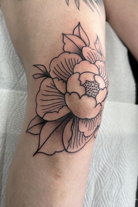 Odschool Peonies Tattoo on the knee. Love this. Thick Lines and Smooth Shading. Send uns a Message on Instagram and get your Fat Sailor Tattoo Peony On Knee Tattoo, Knee Tattoo Peony, Peony Knee Tattoo, Tattoo On The Knee, Thick Line Tattoos, Tattoo Peonies, Lauren Smith, Sailor Tattoo, Peony Tattoo