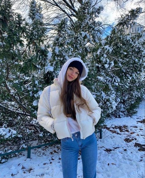 Emma Aurora, Winter Chill Outfits, Winter Poses, Juliette Ferrars, Snow Pics, Winter Outfits Snow, Snow Photoshoot, Snow Photography, Snow Bunny