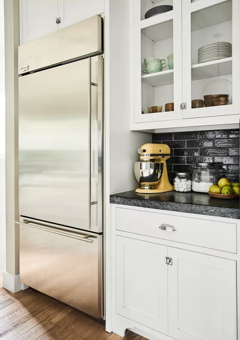 Built In Refrigerator Ideas, Built In Refrigerator Cabinet, Stainless Fridge, Modern Refrigerator, Refrigerator Cabinet, Stainless Steel Fridge, Kitchen Banquette, Built In Cabinet, Kitchen Fridges