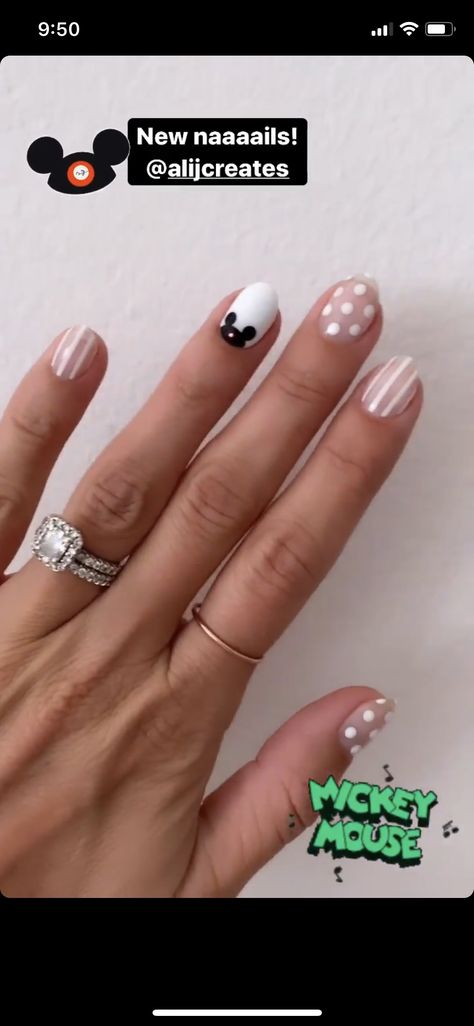 Disney Nails Mickey Mouse, Simple Disney Nails Short, Disney Nails Mickey, Nails Mickey Mouse, Diy Disney Nails, Disney Gel Nails, Simple Disney Nails, Disney Manicure, Disney World Nails