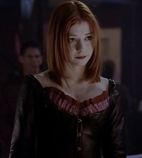 Tara And Willow Buffy The Vampire Slayer, Dark Willow Buffy, Buffy The Vampire Slayer Wallpaper Pc, Willow Rosenberg Season 1, Willow Rosenberg Icons, Willow Outfits Buffy, Willow Buffy The Vampire Slayer Outfits, Willow Rosenberg Aesthetic, Willow Rosenberg Outfits