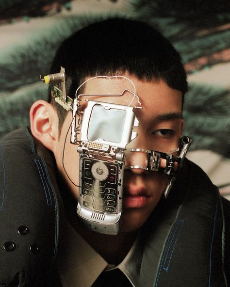 METAL Magazine on Instagram: “@chogiseok for METAL 43 Styled by @sonsseung  Hair by @ozikc  Make up by @5ssmakeup  Model @hannxini  #metal43 #metalmagazine #chogiseok” Cyberpunk Aesthetic, Metal Magazine, Experimental Photography, Fashion Collage, Retro Futurism, Graphic Design Typography, Digital Collage, Dark Fantasy, Cyberpunk