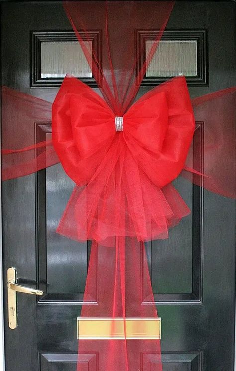 How to make a door bow for Christmas 2018 - a step-by-step guide and where to buy the festive decorations Front Door Christmas Bows, Door Bows Christmas, Christmas Bows Diy, Door Bow, Christmas Front Doors, Christmas Wreaths To Make, Tulle Bows, Office Christmas, Christmas Door Decorations