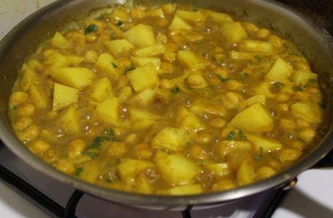 Thyme Seasoning, Trinidadian Food, Curried Chickpeas, Chana Recipe, Aloo Curry, Trinidadian Recipes, Chicken Potato, Chicken Bowl, Stuffed Whole Chicken