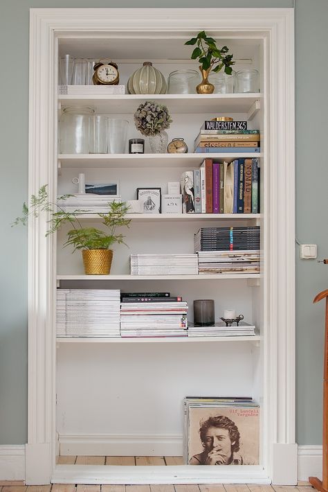 Johanna Bradfords home. Photo: Alvhem Mäkleri Mismatched Furniture, Dark Grey Kitchen, Built In Bookcase, Interior Details, My Dream Home, Home Decor Inspiration, Home Interior, Interior Inspiration, Habitat