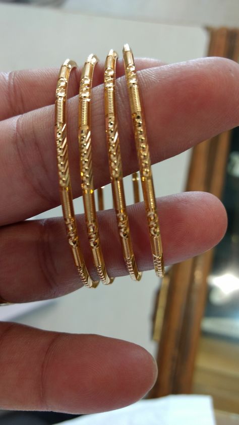 Plain Bangles Gold Indian, Simple Gold Bangle, Plain Gold Bangles, Solid Gold Bangle, Gold Bracelet Simple, Gold Bangles For Women, Black Beads Mangalsutra Design, Gold Bangle Set, Beautiful Gold Necklaces