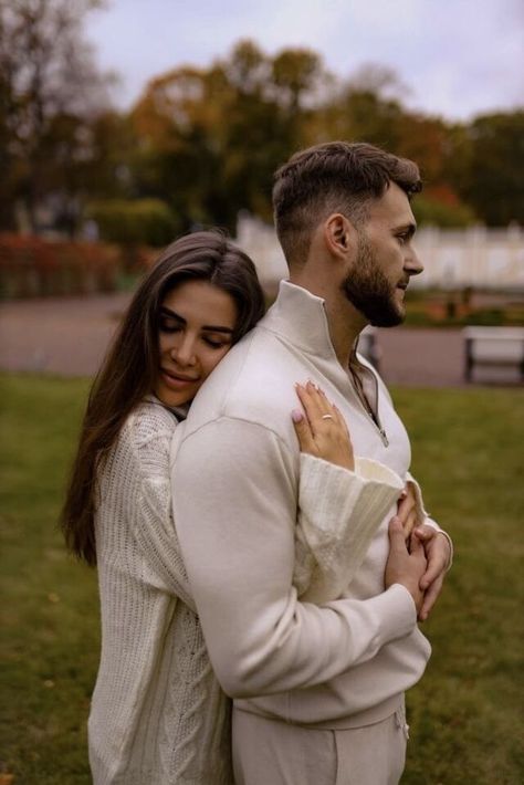 Engagement Photo Shoot Poses, Couples Candid Photography, Proposal Photoshoot, Wedding Photoshoot Poses, Romantic Photoshoot, Pre Wedding Poses, Engagement Photos Fall, Couple Picture Poses, Wedding Photos Poses