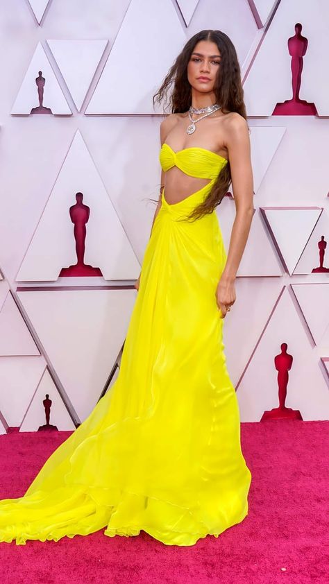 Zendaya Valentino, Zendaya Outfits, Braids For Black Hair, On The Red Carpet, Red Carpet Dresses, Celebrity Outfits, Red Carpet Looks, Celebrity Dresses, The Red Carpet