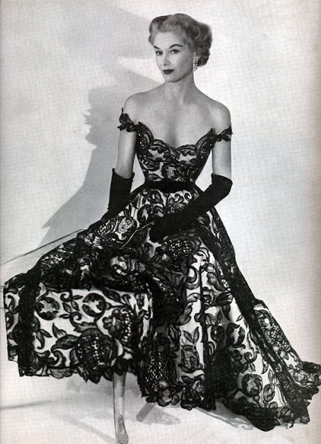 That's Why Women Love the 50's Dresses ~ Vintage Everyday Black Gowns, Hattie Carnegie, Classy Gowns, Fashion Model Photography, 50s Dresses, Vintage Glamour, 1950s Fashion, Model Photography, Trendy Dresses